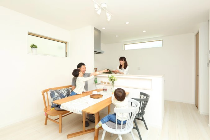 光がそそぐ開放的なＬＤＫのある毎日 家族で明るく笑い合える住まい