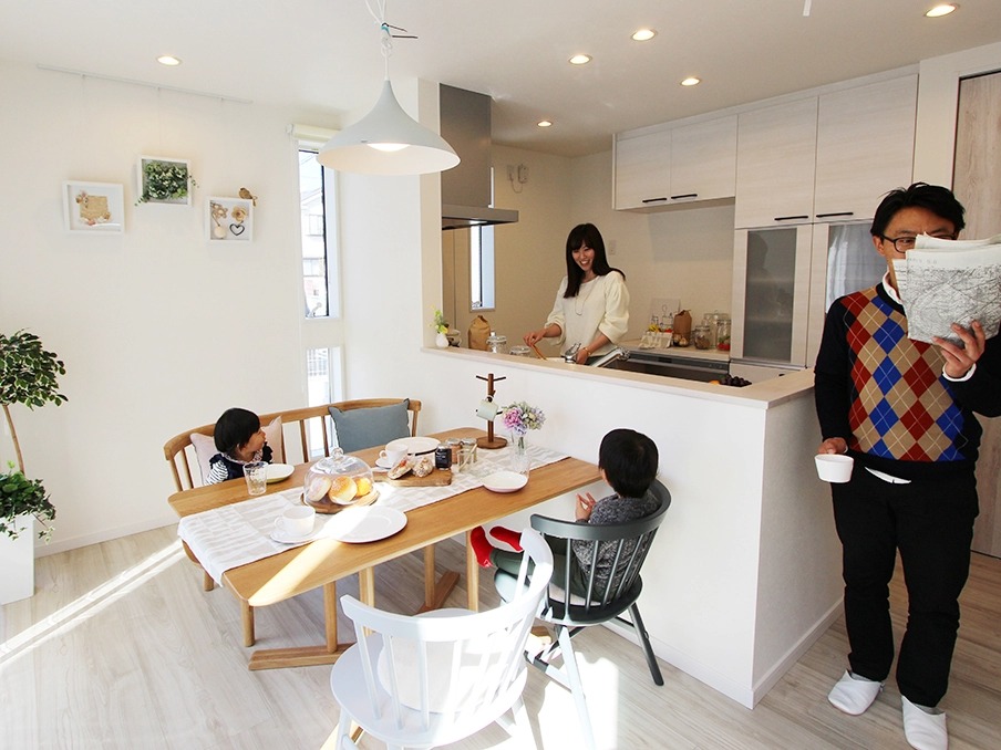 家族との距離が近くなる対面キッチンのダイニング。「ふわふわのオムレツ作ったよ」そんな会話も弾みます。