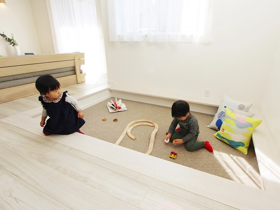 お家の中でも公園気分を味わえる小下がりスペースは、子どもたちのお気に入り。