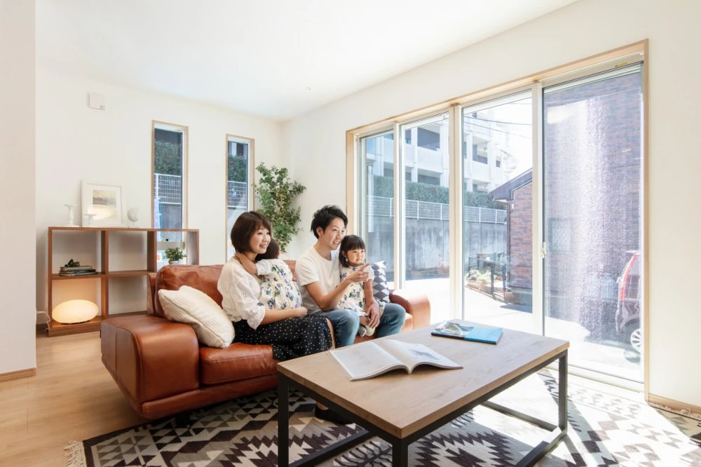 明るく開放感のあるリビングダイニング。