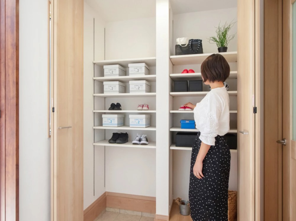 可動棚のシューズインクローゼットは、靴の高さや大きさに合わせて棚の位置を変えられます。