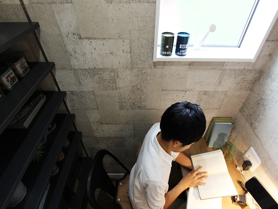 1帖の書斎スペース。書籍やコレクションを収納できる可動棚を天井高いっぱいに設けました。