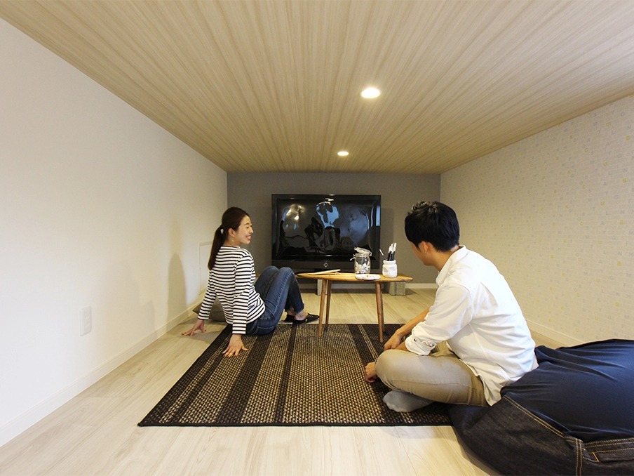 家族が増えたら収納にも使えるグルニエ。今は夫婦でくつろぐ特別な空間。